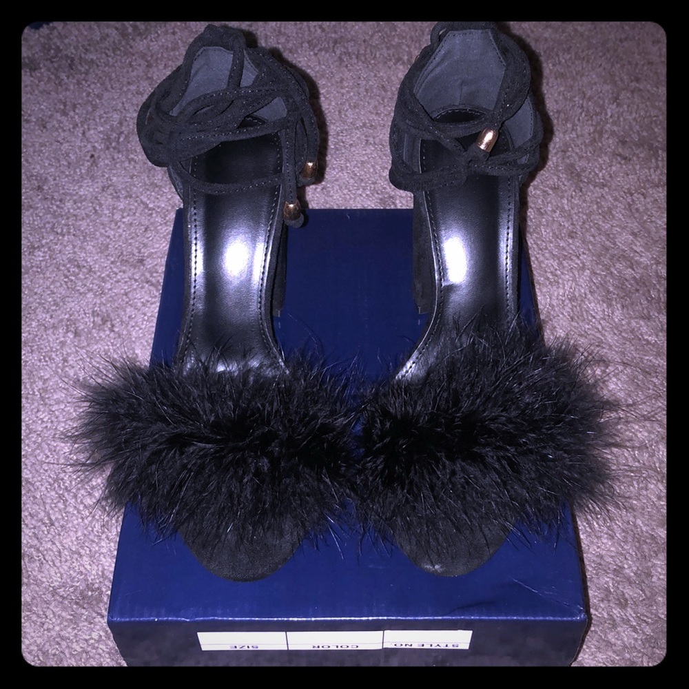 Fluffy black heels 🤫💁🏽‍♀️🦋❗️❗️❗️